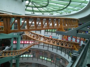 Achterbahnstrecke in einem Einkaufszentrum von Hongkong (Reisetagebuch: Shopping in Hongkong)