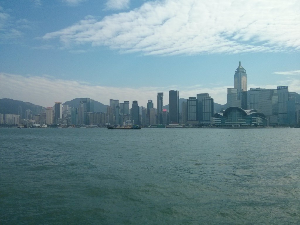 Der Hafen Hongkongs vom Wasser fotografiert