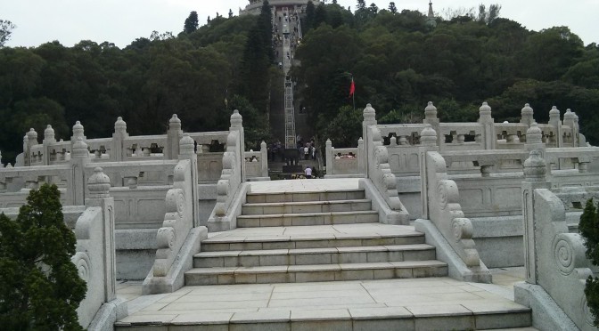 Der Big Buddha auf Lantau Lantau Island Hongkong mit Treppen