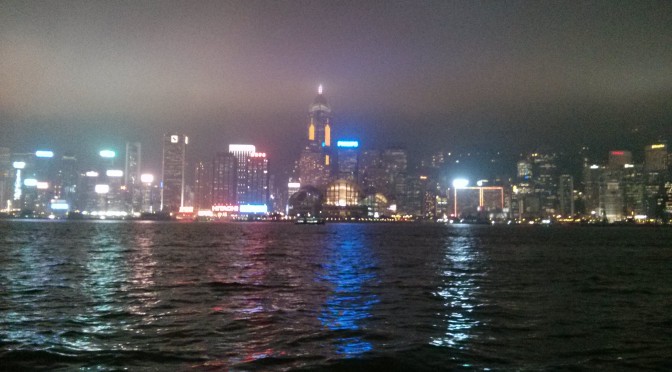 Der Hafen von Hongkong bei Nacht