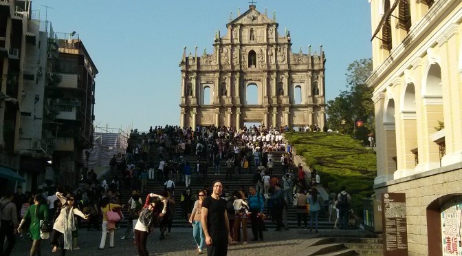 Ich vor der Pauluskirche in Macau