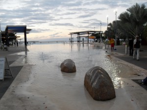 Cairns Schwimmbecken (Reisetagebuch Australien: Im Zoo und Cairnes)