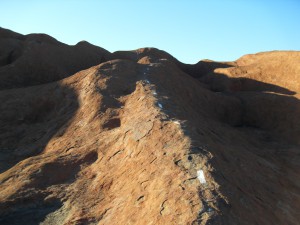 Gestrichelte Linie Ayers Rock Uluru Australien (Reisetagebuch Australien: Auf dem Ayers Rock)