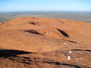 Gestrichelte Linie oben auf dem Ayers Rock Uluru Australien (Reisetagebuch Australien: Auf dem Ayers Rock) Gestrichelte Linie oben auf dem Ayers Rock Uluru Australien (Reisetagebuch Australien: Auf dem Ayers Rock)