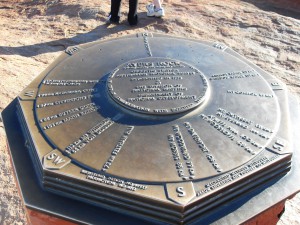 Plakette auf dem Ayers Rock Uluru Australien (Reisetagebuch Australien: Auf dem Ayers Rock) Plakette auf dem Ayers Rock Uluru Australien (Reisetagebuch Australien: Auf dem Ayers Rock)