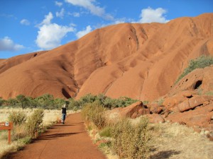 Spazierweg beim Uluru in Australien (Reisetagebuch Australien: Rückflug nach Deutschland) Spazierweg beim Uluru in Australien (Reisetagebuch Australien: Rückflug nach Deutschland)