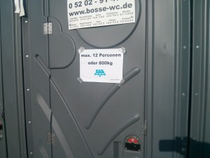 Toilettenschild: Max. 12 Personen oder 800kg (Mein M’era Luna 2014) Toilettenschild: Max. 12 Personen oder 800kg (Mein M’era Luna 2014)