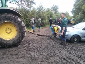 Traktor schleppt Auto ab Wacken Open Air 2015 (50 Shades of Schlamm – Wacken Open Air 2015 W:O:A)