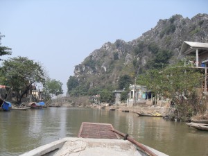 Aussicht vom Boot auf dem Fluss Ngo Dong in Vietnam (Reisetagebuch Vietnam: Auf dem Ngo Dong und in der trockenen Halong Bucht)