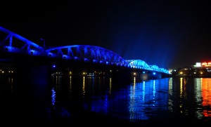 Blaue Brücke über den Parfüm Fluss in Hue bei Nacht (Reisetagebuch Vietnam: Vietnamesische Musik in Hue)
