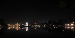 Der Schildkröten-Turm in Hanoi beleuchtet bei Nacht (Reisetagebuch Vietnam: Die Affen in der Halong Bucht und wieder Hanoi)
