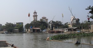 Dorf am Fluss Ngo Dong in Vietnam (Reisetagebuch Vietnam: Auf dem Ngo Dong und in der trockenen Halong Bucht)