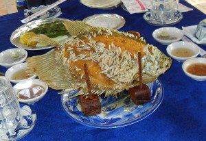 Zubereiteter Elefantenohr-Fisch im Mekong-Delta in Vietnam (Reisetagebuch Vietnam: Mit Booten auf dem Mekong-Delta)