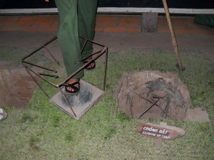 Präsentation eine Tritt-Falle bei den Cu Chi Tunneln in Thanh Pho Ho Chi Minh (Reisetagebuch Vietnam: Die Cu-Chi-Tunnel)
