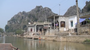 Haeuser am Fluss Ngo Dong Vietnam (Reisetagebuch Vietnam: Auf dem Ngo Dong und in der trockenen Halong Bucht) Haeuser am Fluss Ngo Dong Vietnam (Reisetagebuch Vietnam: Auf dem Ngo Dong und in der trockenen Halong Bucht)