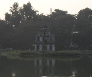 Hanoi Schildkroeten Turm im Hoan Kiem See (Reisetagebuch Vietnam: Unsere Ankunft in Hanoi)