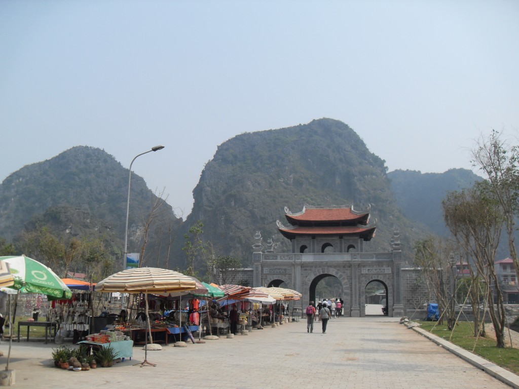 Stadttor von Hoa Lu in Vietnam mit Marktstaenden