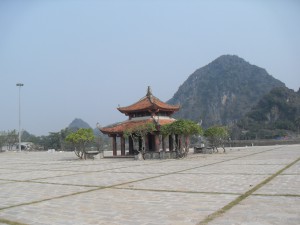 Kleiner Tempel in Hoa Lu in Vietnam (Reisetagebuch Vietnam: Auf dem Ngo Dong und in der trockenen Halong Bucht)