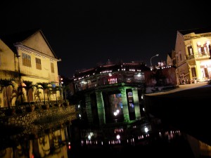 Die japanische Brücke Chua Cau in Hoi An in Vietnam bei Nacht (Reisetagebuch Vietnam: Über den Wolkenpass nach Hoi An)