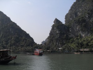 Kalk Felsen in der Ha Long Bucht in Vietnam (Reisetagebuch Vietnam: Die Affen in der Halong Bucht und wieder Hanoi)