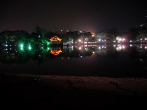 Ngoc Son Tempel im Hoan Kiem See in Hanoi Vietnam bei Nacht (Reisetagebuch Vietnam: Die Affen in der Halong Bucht und wieder Hanoi)