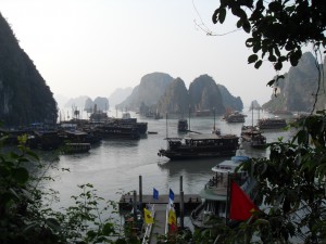 Dschunken und andere Schiffe in der Ha Long Bucht in Vietnam (Reisetagebuch Vietnam: Auf einer Dschunke in der Halong Bucht)