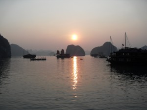 Sonnenuntergang in der Ha Long Bucht in Vietnam (Reisetagebuch Vietnam: Auf einer Dschunke in der Halong Bucht)
