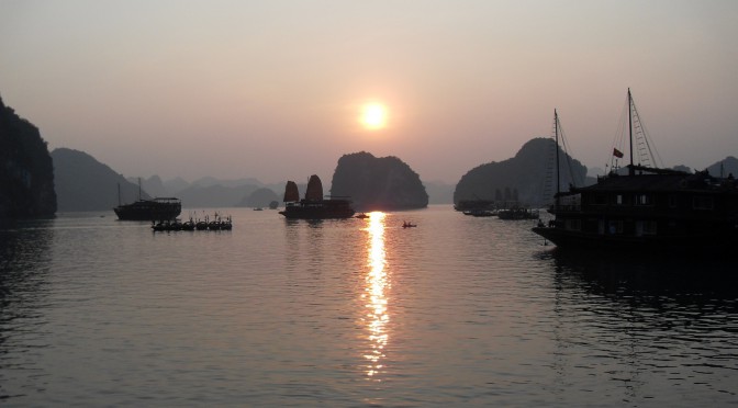 Sonnenuntergang in der Ha Long Bucht in Vietnam