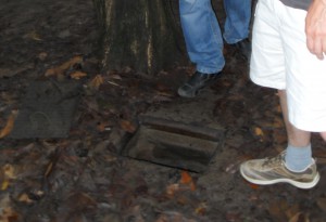 Stahlluke als Eingang zu einem Cu Chi Tunnel (Reisetagebuch Vietnam: Die Cu-Chi-Tunnel)