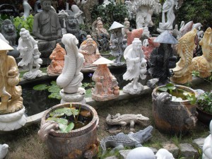 Statuen in den den Werkstätten in den Marmor Berge bzw. Marbel Mountains nahe Da Nang (Reisetagebuch Vietnam: Über den Wolkenpass nach Hoi An)