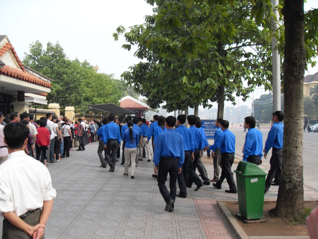 Besucher vor Mausoleum in Hanoi in Vietnam