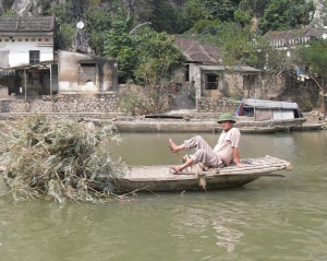 Rudertechnik mit Fuessen in Vietnam (Reisetagebuch Vietnam: Auf dem Ngo Dong und in der trockenen Halong Bucht)