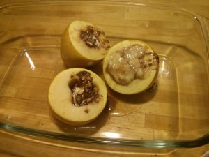 Bratäpfel mit Snickers, Kinderschokolade und Marzipan gefüllt nach dem Braten am Weltbratapfeltag (Mein Beitrag zum Weltbratapfeltag 2015)