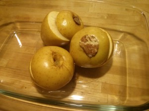 Bratäpfel mit Snickers, Kinderschokolade und Marzipan gefüllt nach dem Braten am Weltbratapfeltag (Mein Beitrag zum Weltbratapfeltag 2015)