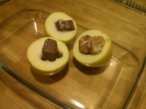 Bratäpfel in Glasform vor dem Braten mit Snickers, Kinderschokolade und Marzipan gefüllt am Bratapfeltag 2015 (Mein Beitrag zum Weltbratapfeltag 2015)