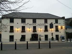 Die Bridge Tavern in Wicklow (Wandern in Irland: Im Glendalough Nationalpark)