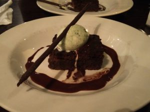 Brownie mit Pfefferminzeis in der Bridge Tavern in Wicklow (Wandern in Irland: Im Glendalough Nationalpark)