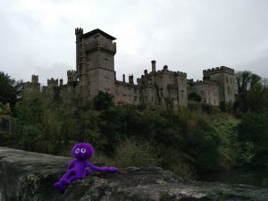 Die Burg Lismore Castle mit Knoten-Knut (Folge dem weißen Kaninchen oder auch: Was haben die zwei Türme von Lismore mit der Titanic zu tun?)