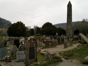 Glendalough Rundturm Friedhof (Wandern in Irland: Im Glendalough Nationalpark)