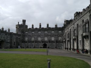 Innenhof von Kilkenny Castle (Die Hexe von Kilkenny – Alice Kyteler)