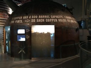 Kessel im Guinness Storehouse Dublin (Das Guinness Storehouse und das Gefängnis Kilmainham Gaol in Dublin)