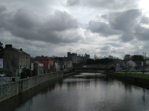 Blick auf Killkenny Castle in Überraschung Kilkenny (Die Hexe von Kilkenny – Alice Kyteler)