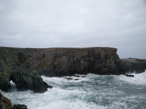 Klippen und Wellen bei Mizen Head (Der Steinkreis von Drombeg, Charles Fort und Mizen Head) Klippen und Wellen bei Mizen Head (Der Steinkreis von Drombeg, Charles Fort und Mizen Head)