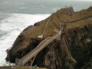 Die Mizen Bridge bei Mizen Head (Der Steinkreis von Drombeg, Charles Fort und Mizen Head)