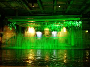 Wasserfall im Guinness Storehouse (Das Guinness Storehouse und das Gefängnis Kilmainham Gaol in Dublin)