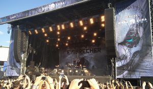 Eisbrecher in Pose auf dem Mera Luna 2016 (Mein M’era Luna 2016 – Der Tod im Badesee)