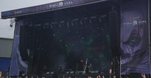 Gothminister mit brennendem Buch auf dem Mera Luna 2016 (Mein M’era Luna 2016 – Der Tod im Badesee) Gothminister mit brennendem Buch auf dem Mera Luna 2016 (Mein M’era Luna 2016 – Der Tod im Badesee)