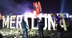 Mera Luna 2016 Schriftzug Buchstaben mit Dämon bei Nacht (Mein M’era Luna 2016 – Der Tod im Badesee)