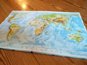 Weltkarte im Atlas zeigt Kontinente (Meine Träume und Wünsche in einer Bucket List)