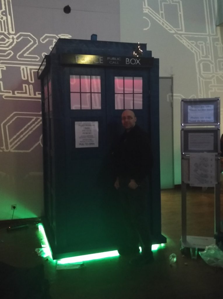 33C3 Ich bei der TARDIS als Nachbau in Originalgröße auf dem Chaos Communication Congress in Hamburg